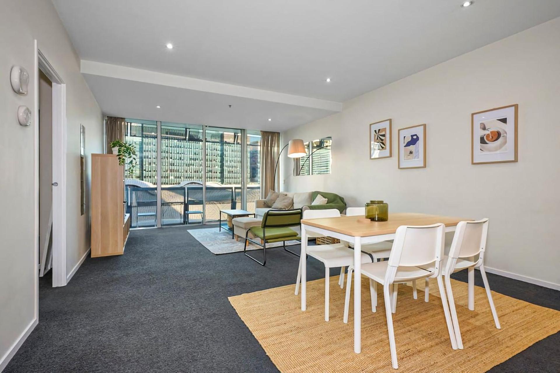 Collins Street Chic - Your Stylish Getaway *