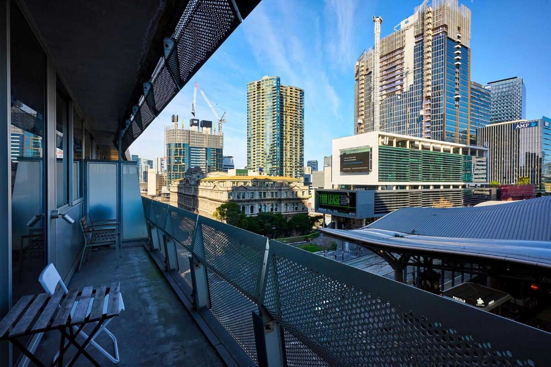 Collins Street Chic - Your Stylish Getaway Melbourne