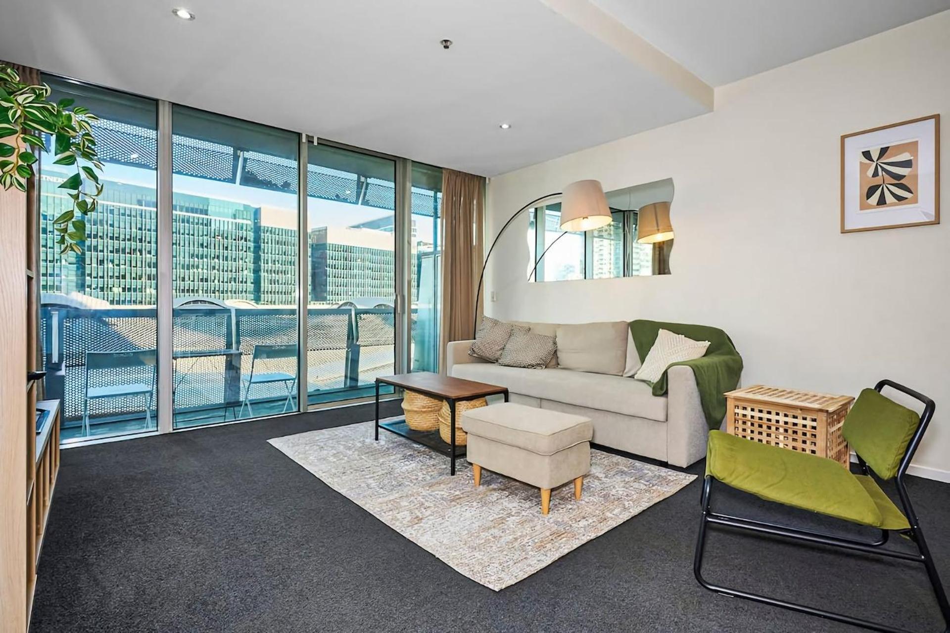 Collins Street Chic - Your Stylish Getaway *