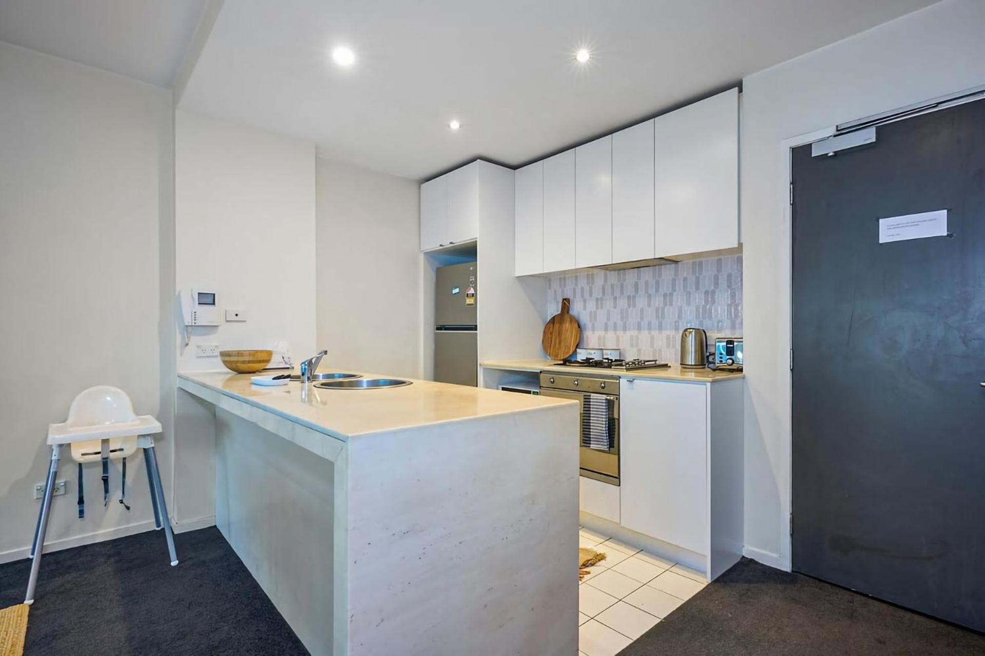 Collins Street Chic - Your Stylish Getaway