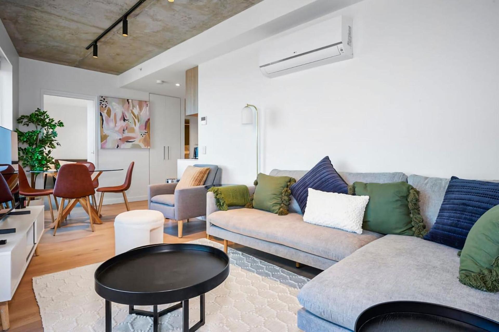 Apartment Modern 2-bedroom Gem With Sea Views