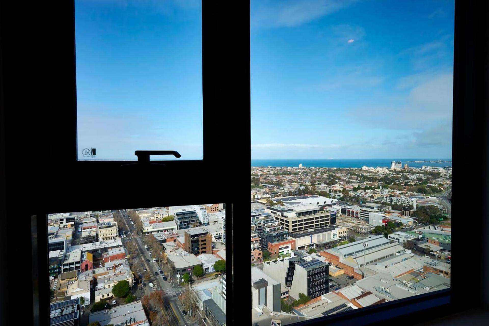 Modern 2-bedroom Gem With Sea Views Apartment *