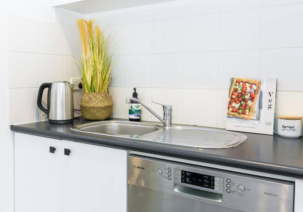 Apartment Cozy 1 Bedder In St Kilda With Balcony *