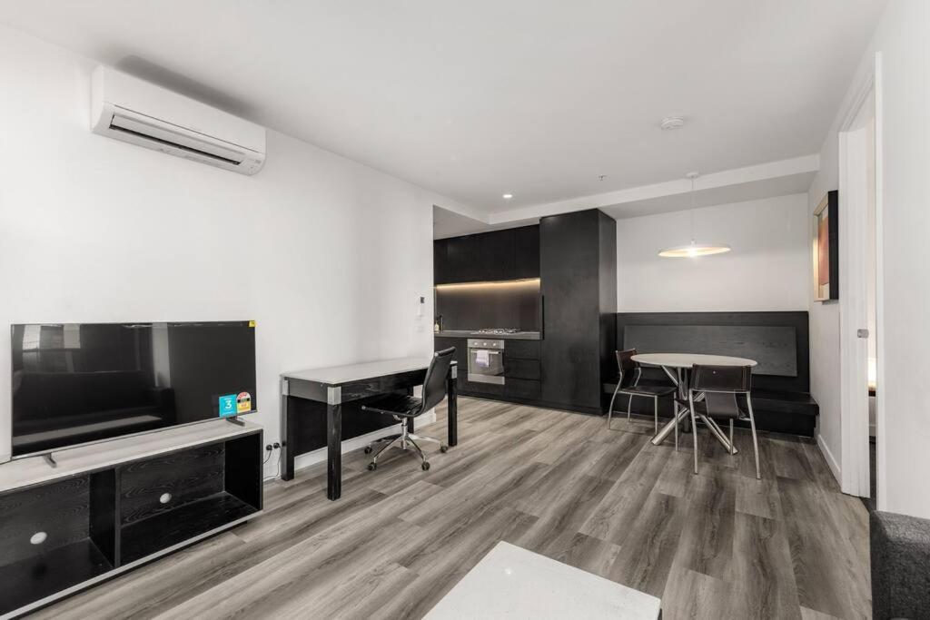 View 2 Bedroom In The Heart Of Melbourne