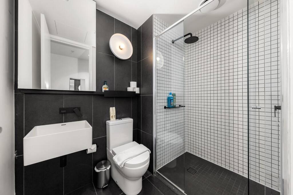 View 2 Bedroom In The Heart Of Apartment Melbourne