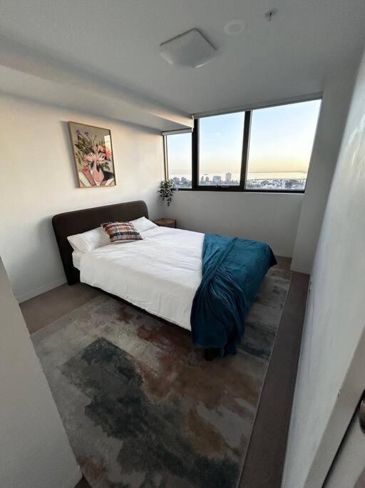 Ocean View Modern 2 Bedroom With Parking In St Kilda Apartment *