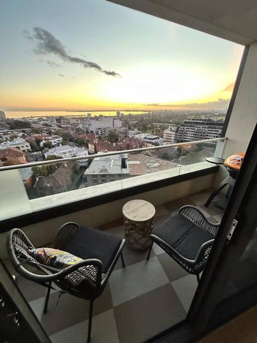 Ocean View Modern 2 Bedroom With Parking In St Kilda Apartment