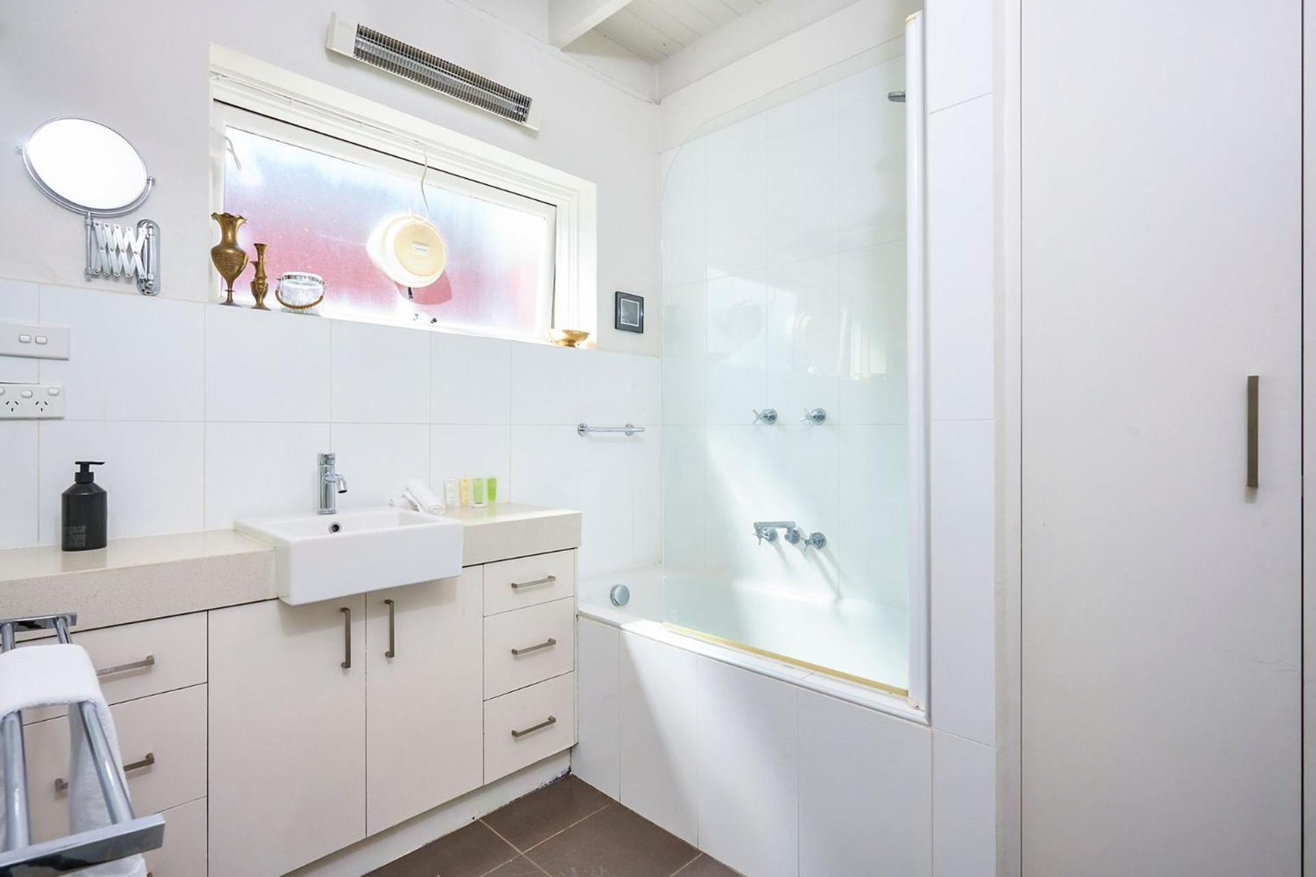 Stylish 1-bedroom Retreat On Hampton Street
