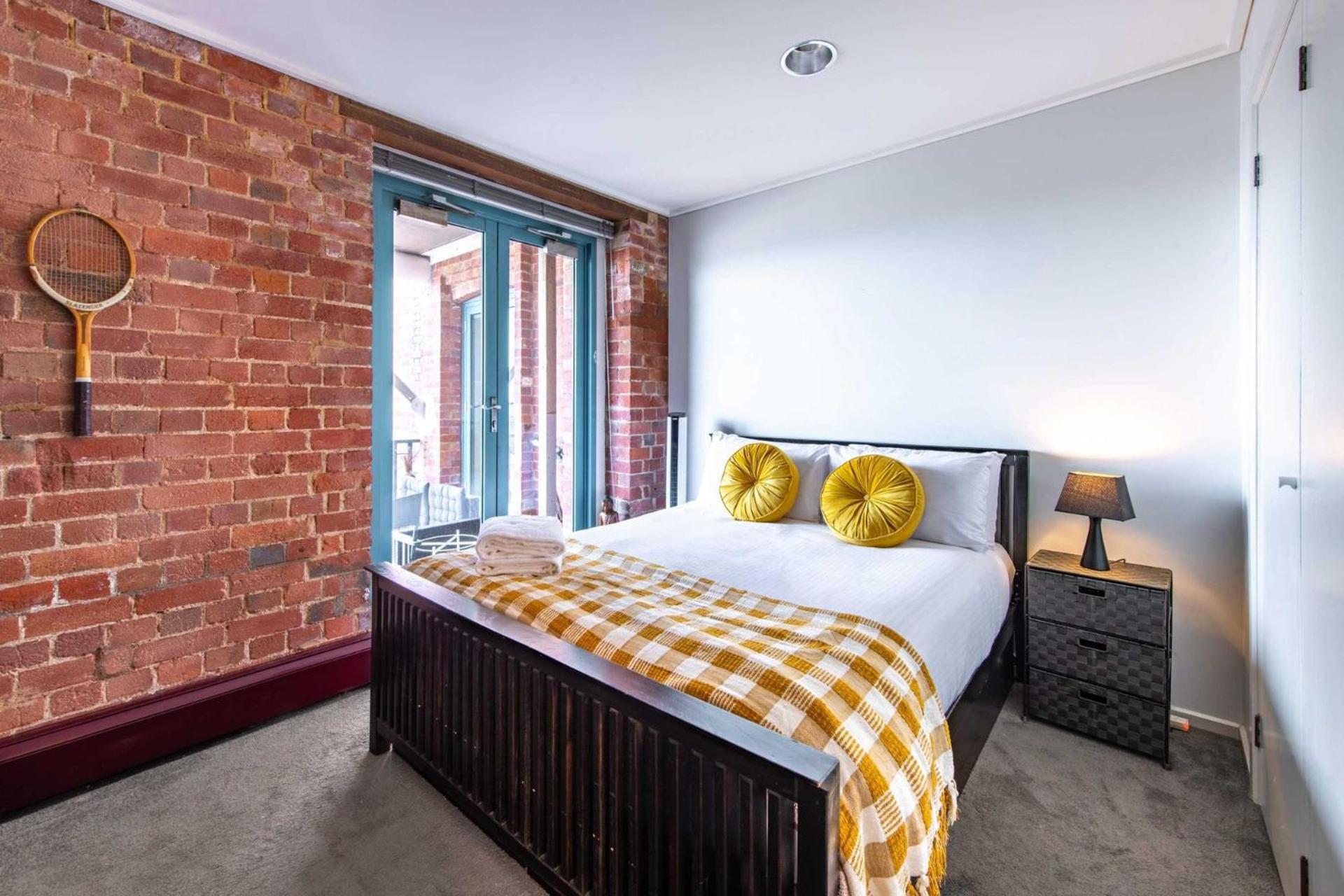 Stunning Beachfront Converted Warehouse Apartment *