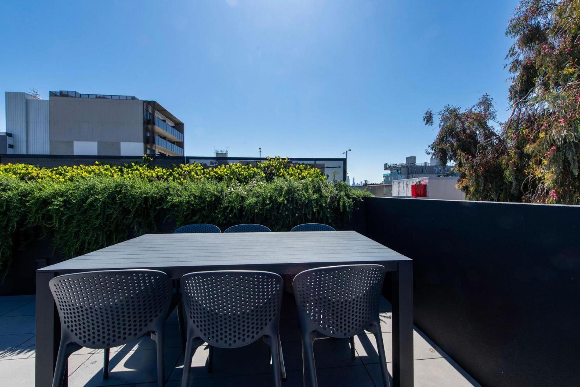 3-level Retreat - Rooftop Views & Coastal Comfort Apartment