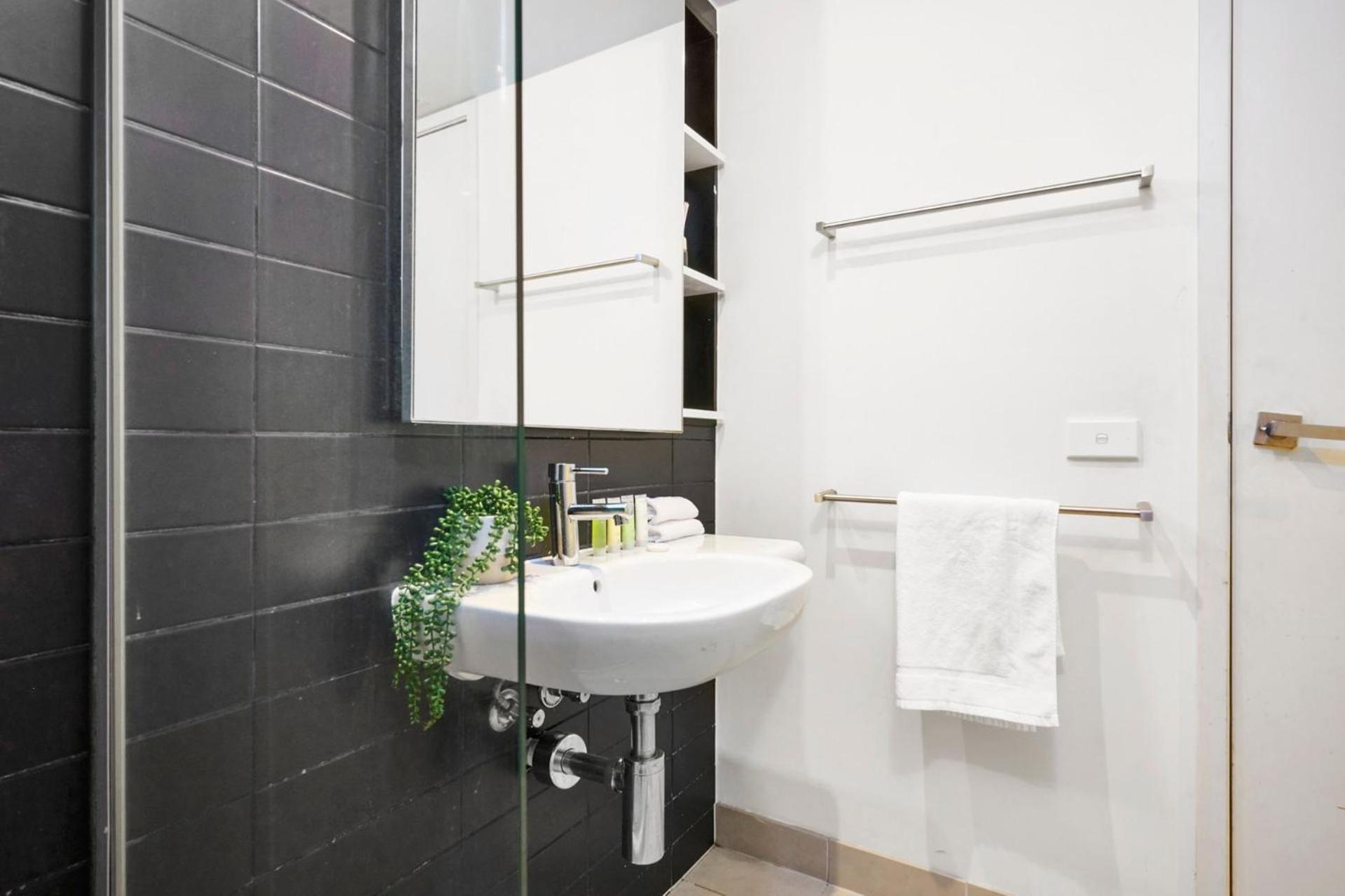 Charming 1-bed On St Kilda Rd Apartment Melbourne