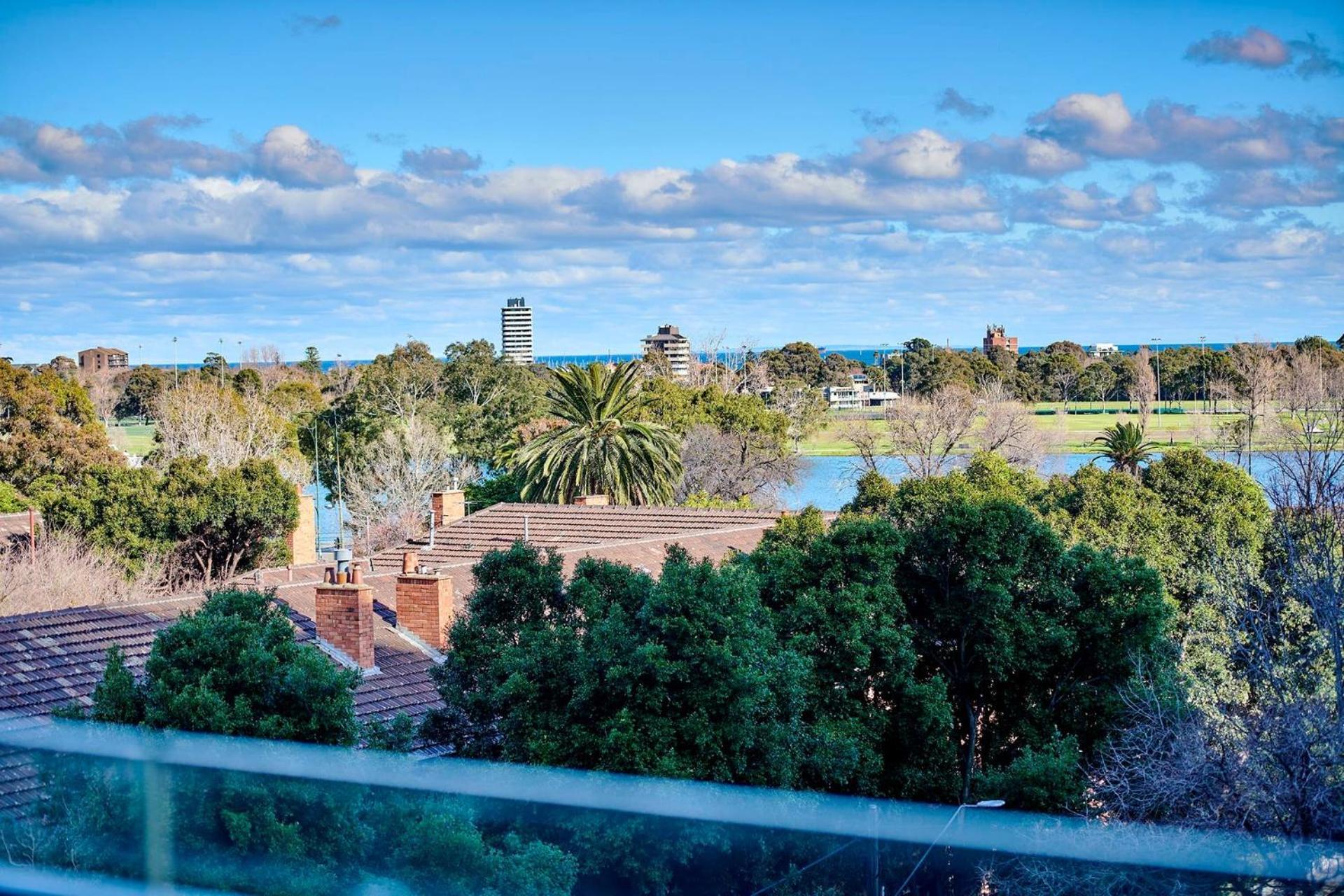 Charming 1-bed On St Kilda Rd Apartment