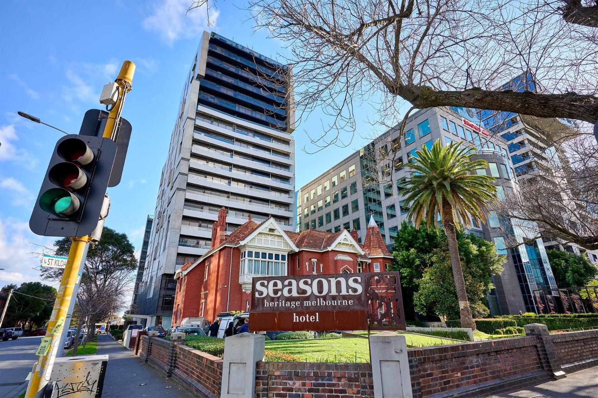 Charming 1-bed On St Kilda Rd Apartment *