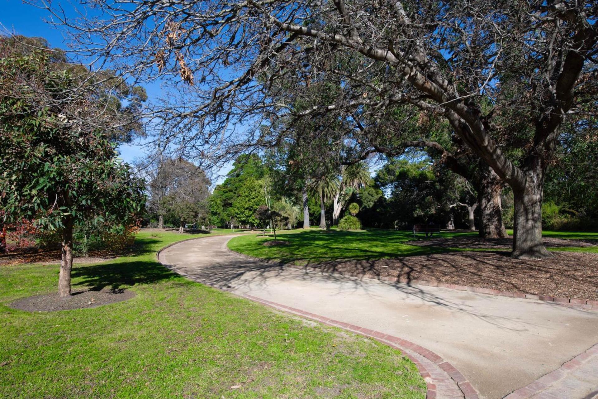 Apartment Botanical Bliss 3-bed Opposite St Kilda Gardens *