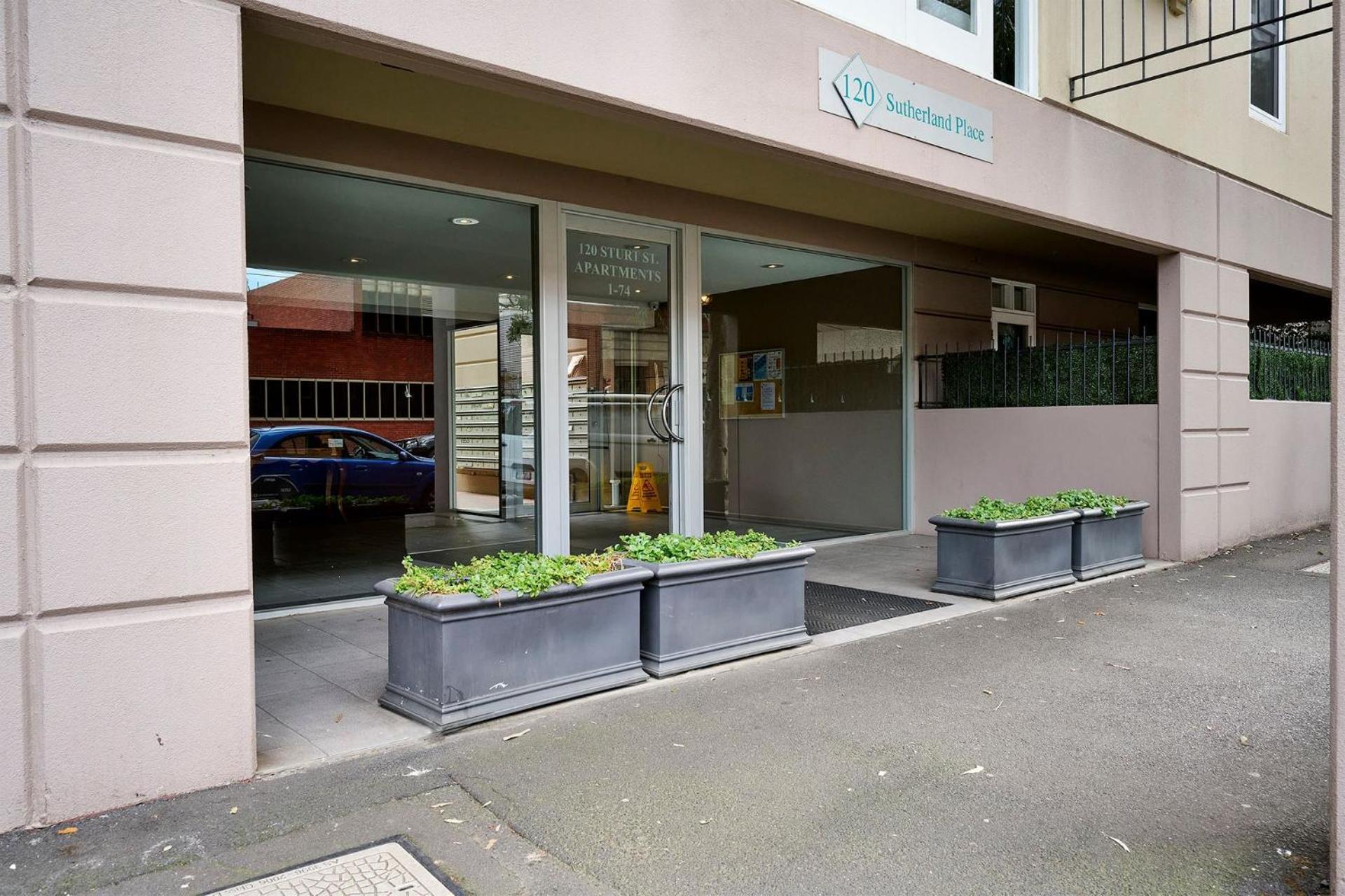Unique With Pool View Tennis Court & Parking Apartment Melbourne