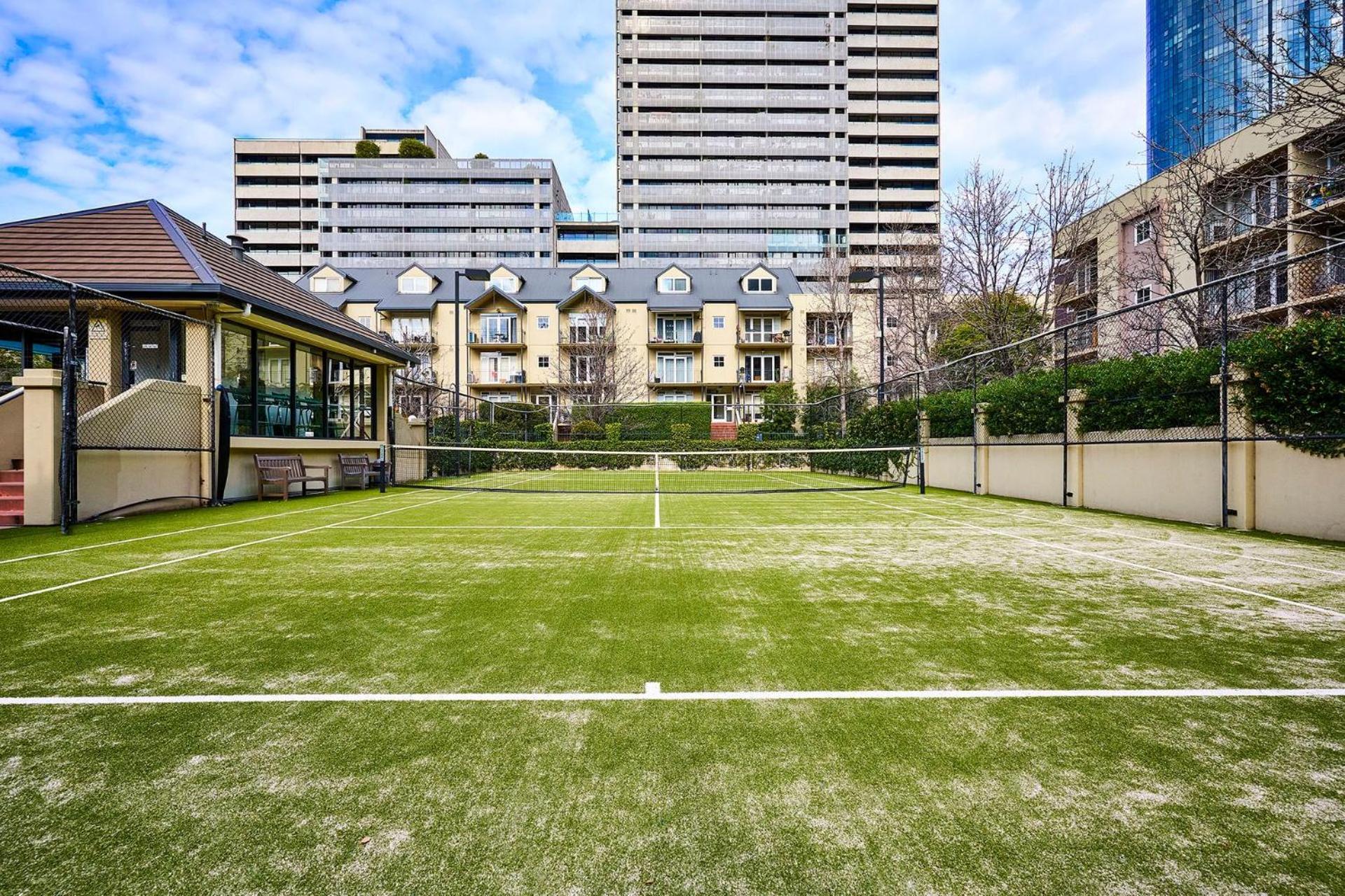 Unique With Pool View Tennis Court & Parking Apartment Melbourne