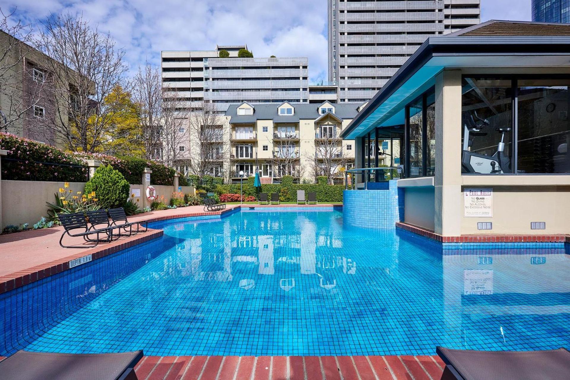 Apartment Unique With Pool View Tennis Court & Parking Melbourne