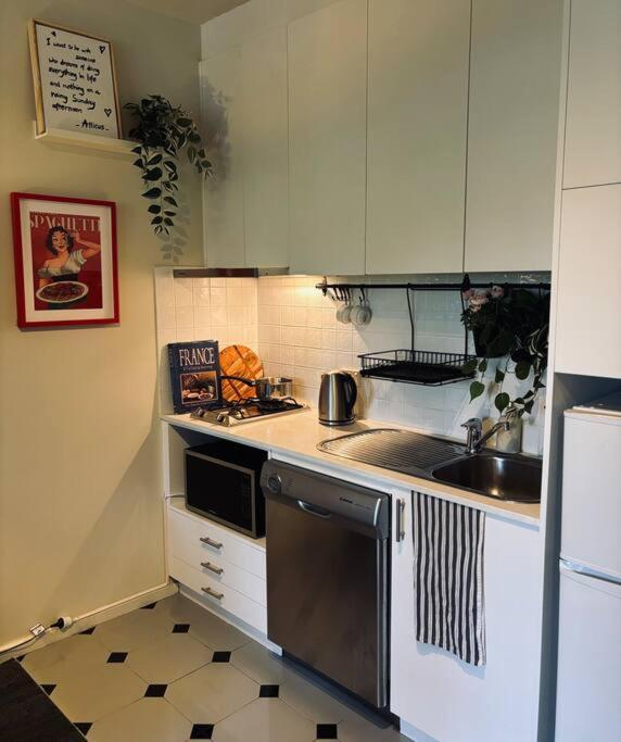 Apartment Emporium & Church View - Sunlit 2br *
