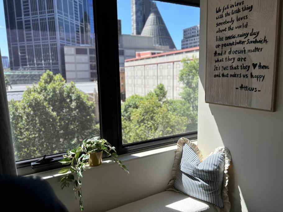Emporium & Church View - Sunlit 2br Melbourne