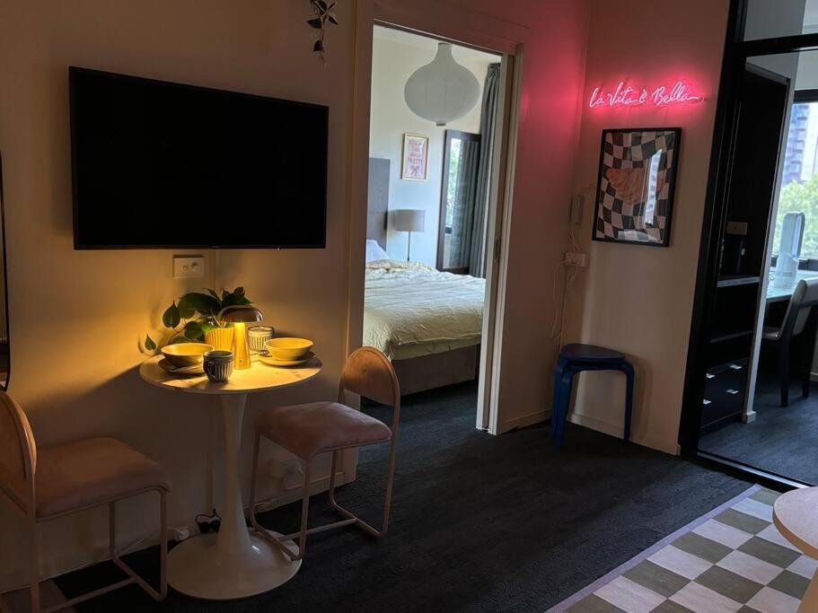 Apartment Emporium & Church View - Sunlit 2br Melbourne