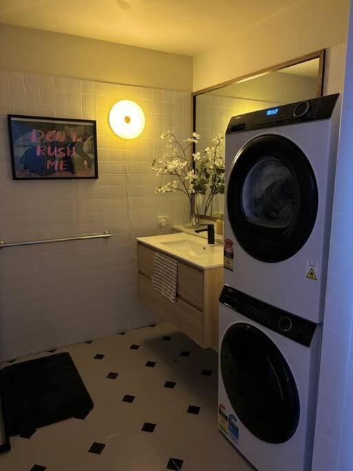 Emporium & Church View - Sunlit 2br * Melbourne