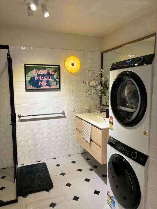 Emporium & Church View - Sunlit 2br Melbourne