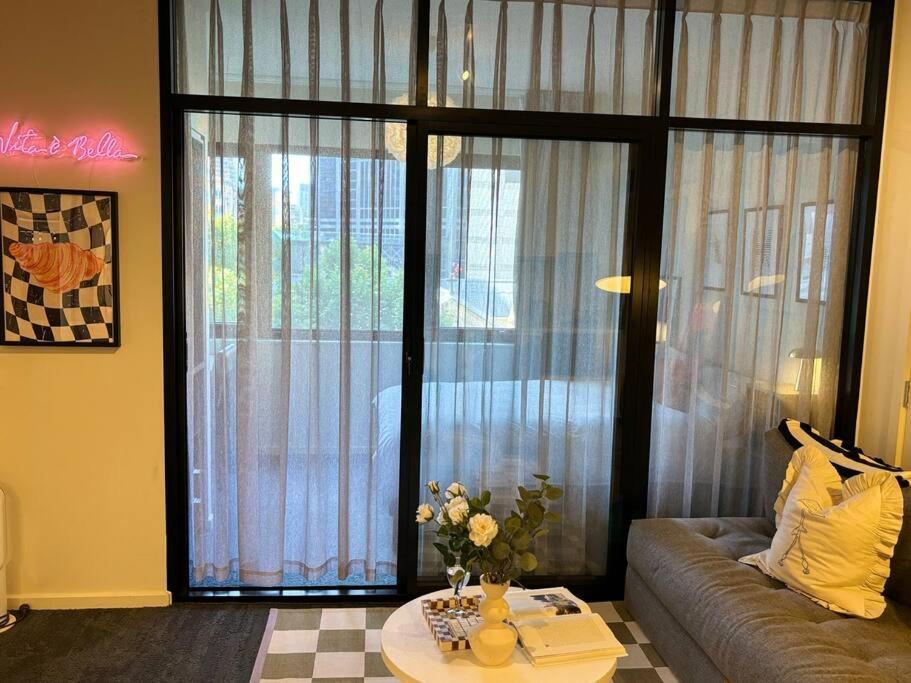 Apartment Emporium & Church View - Sunlit 2br *
