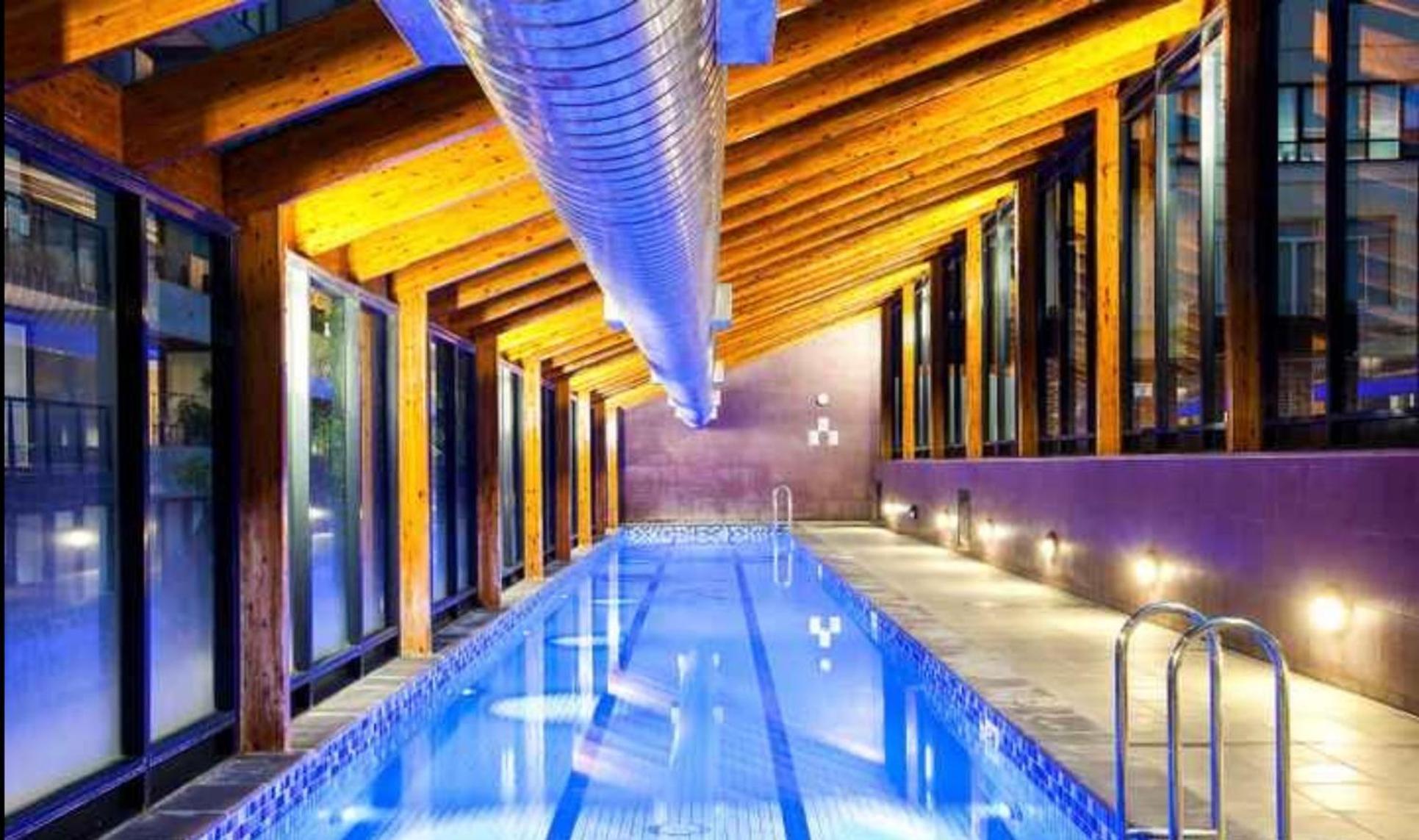 Luxury - Pool, Gym, Views & Free Parking Apartment *