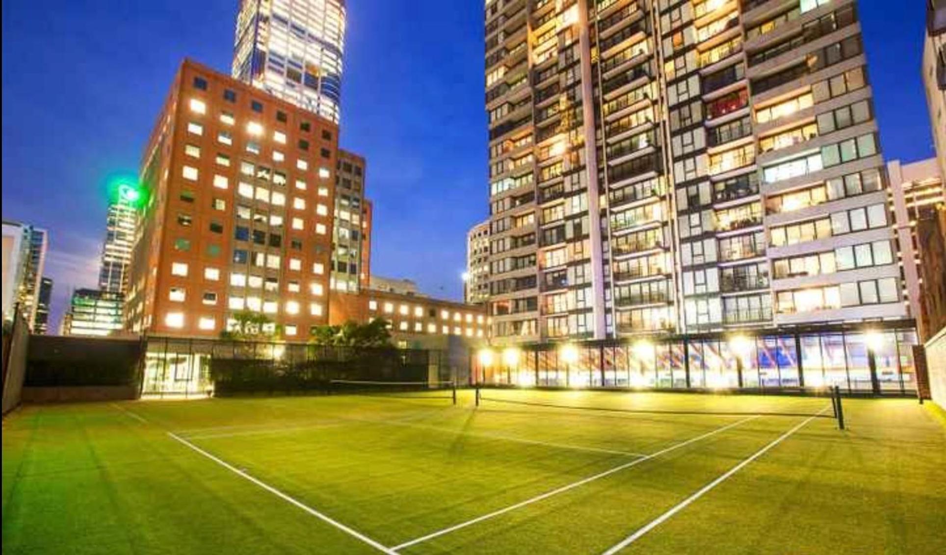 Luxury - Pool, Gym, Views & Free Parking Apartment