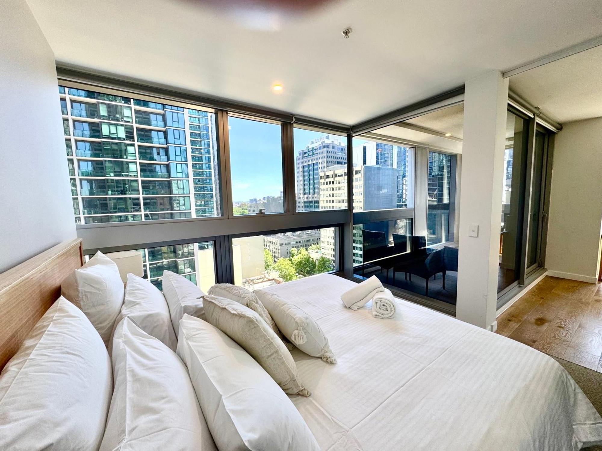 Escape - Skyline Views, Pool & Parking Apartment Melbourne