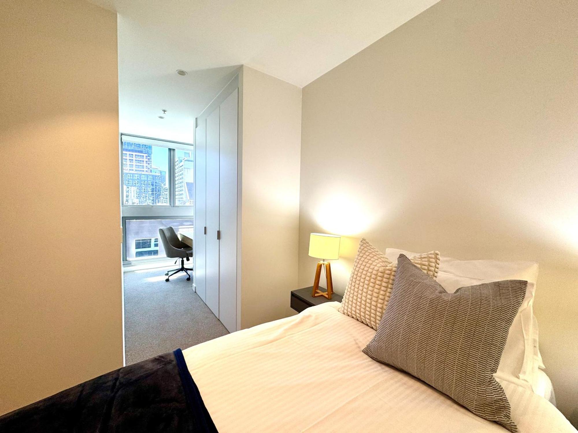 Escape - Skyline Views, Pool & Parking *