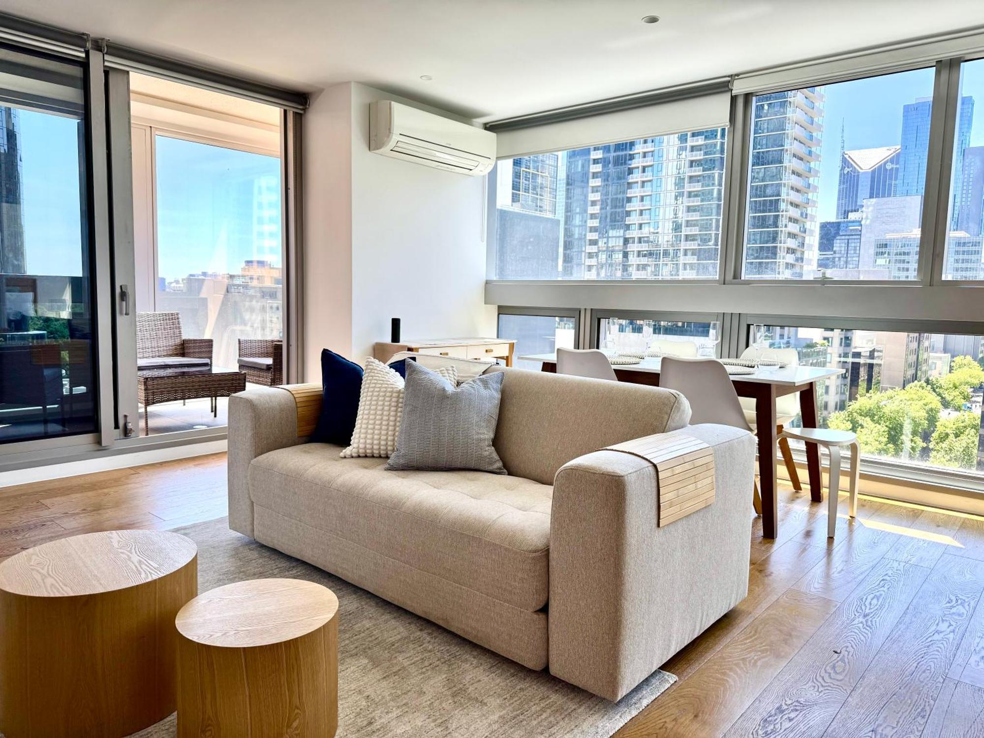 Apartment Escape - Skyline Views, Pool & Parking