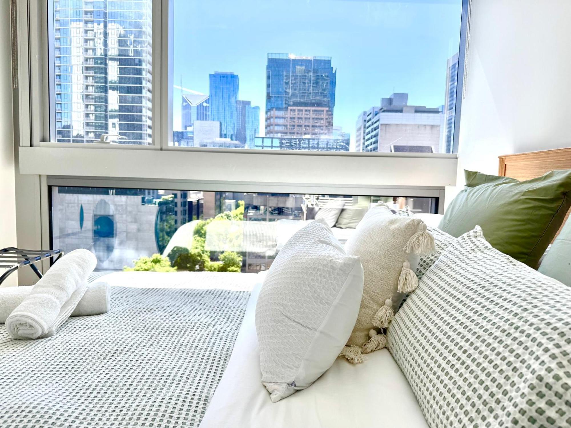 Escape - Skyline Views, Pool & Parking Apartment *
