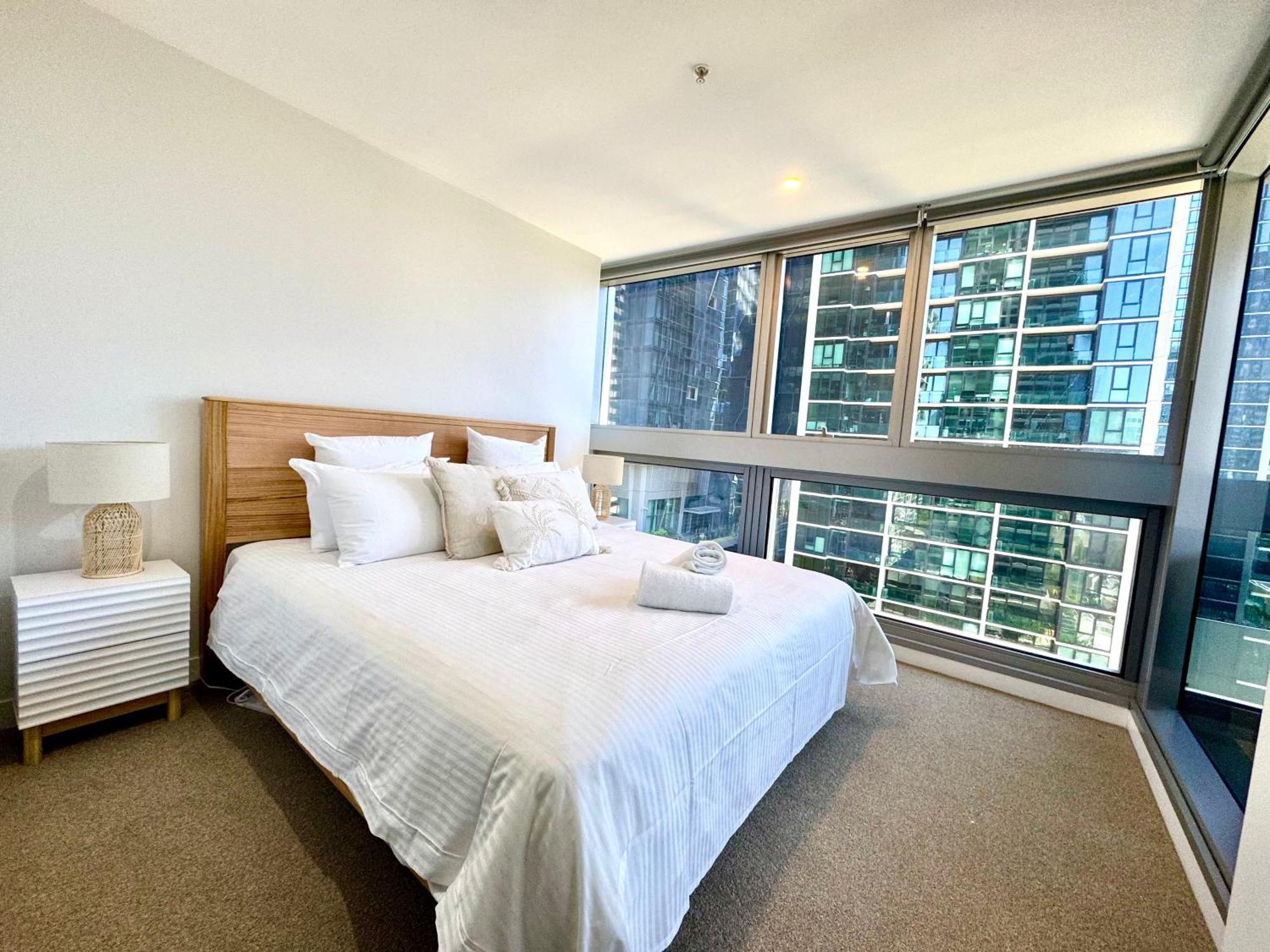 Escape - Skyline Views, Pool & Parking Apartment *