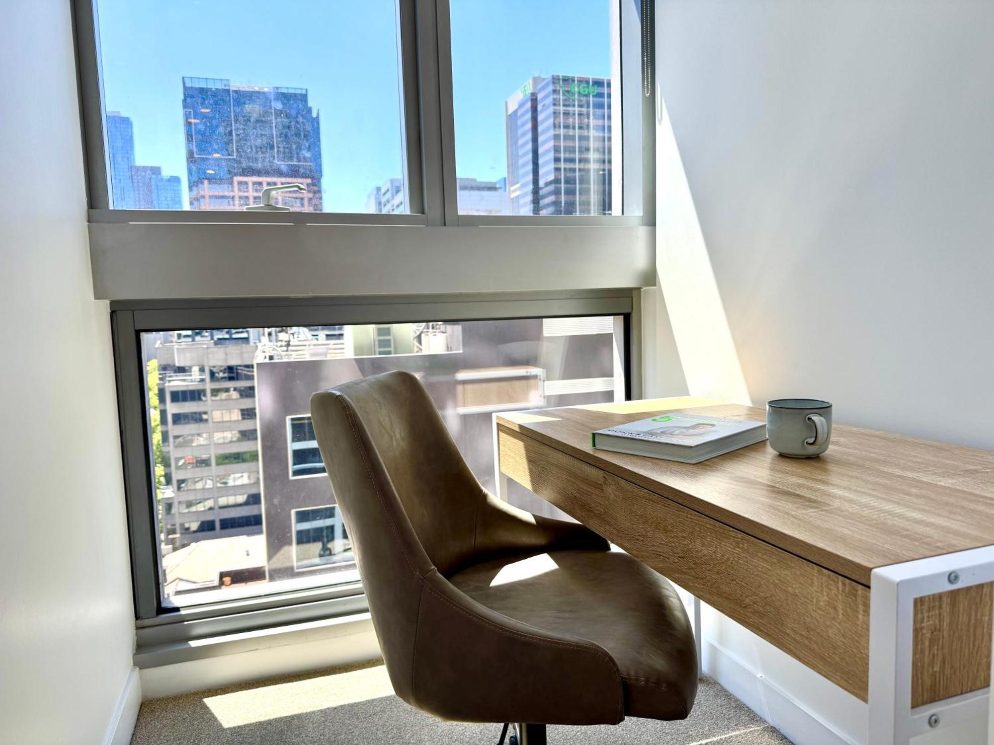 Apartment Escape - Skyline Views, Pool & Parking *