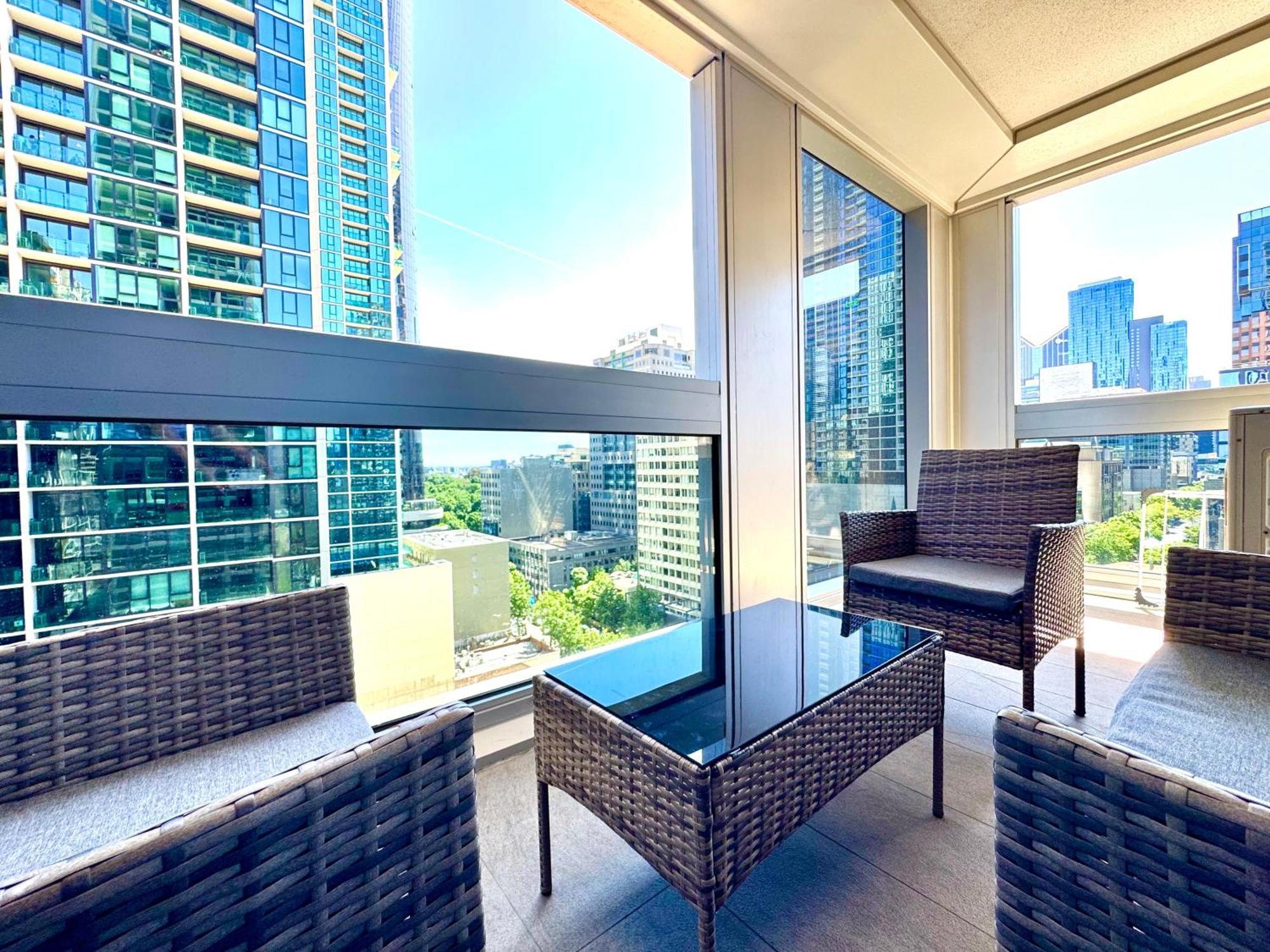 Escape - Skyline Views, Pool & Parking Apartment Melbourne