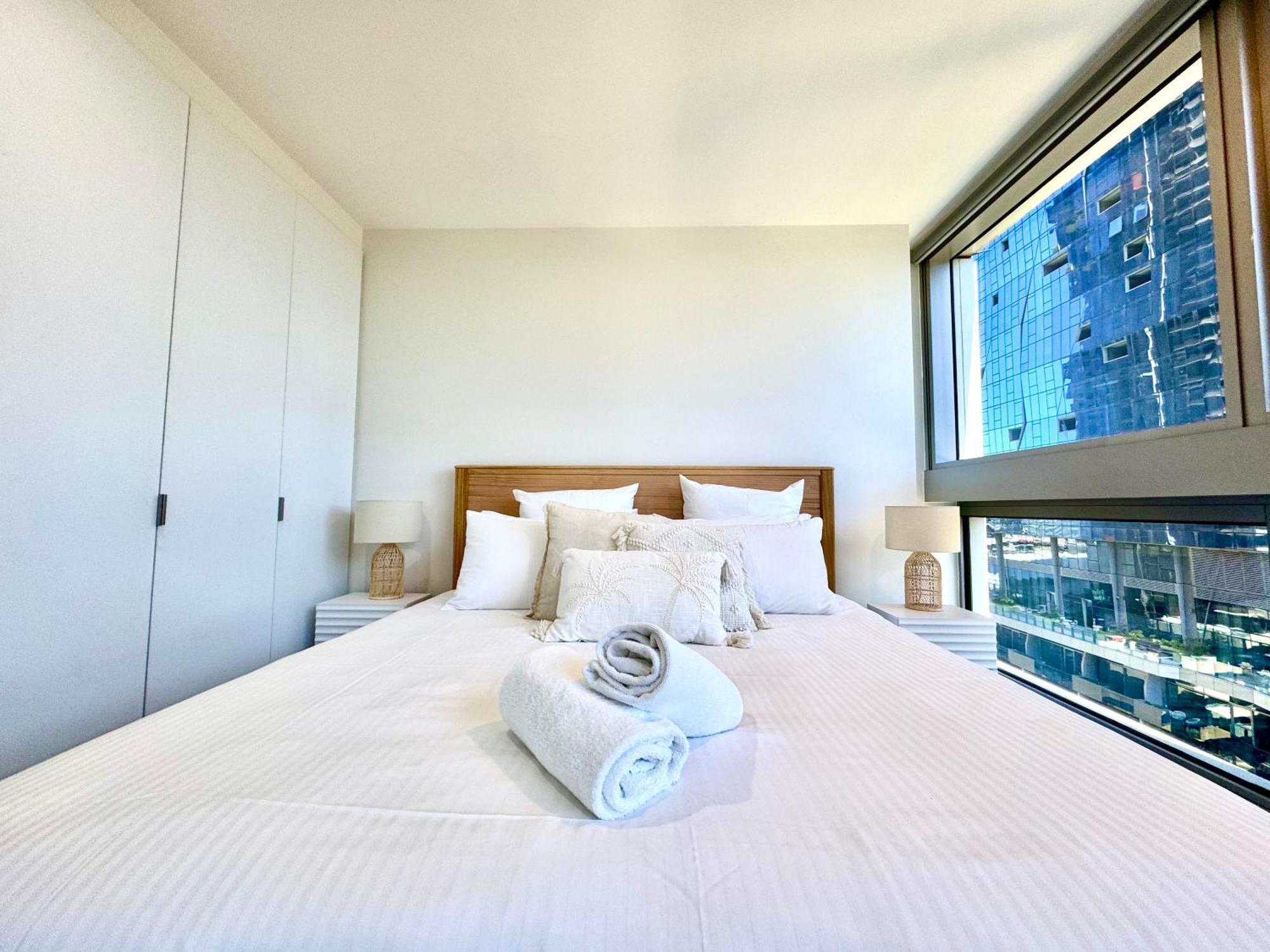 Escape - Skyline Views, Pool & Parking Apartment