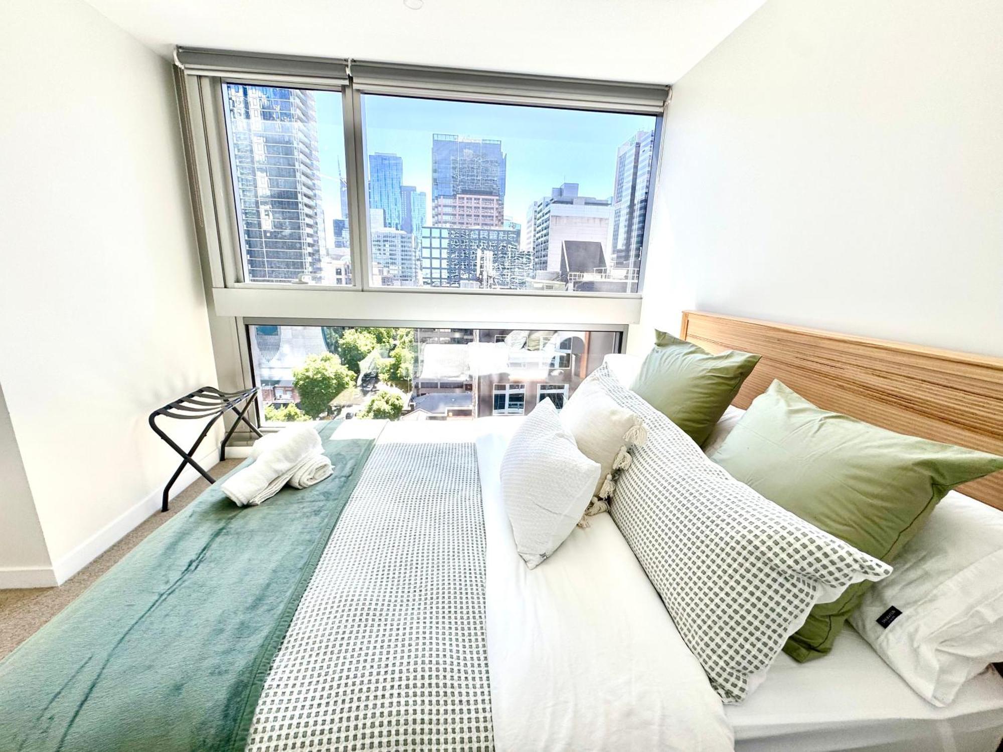Escape - Skyline Views, Pool & Parking *