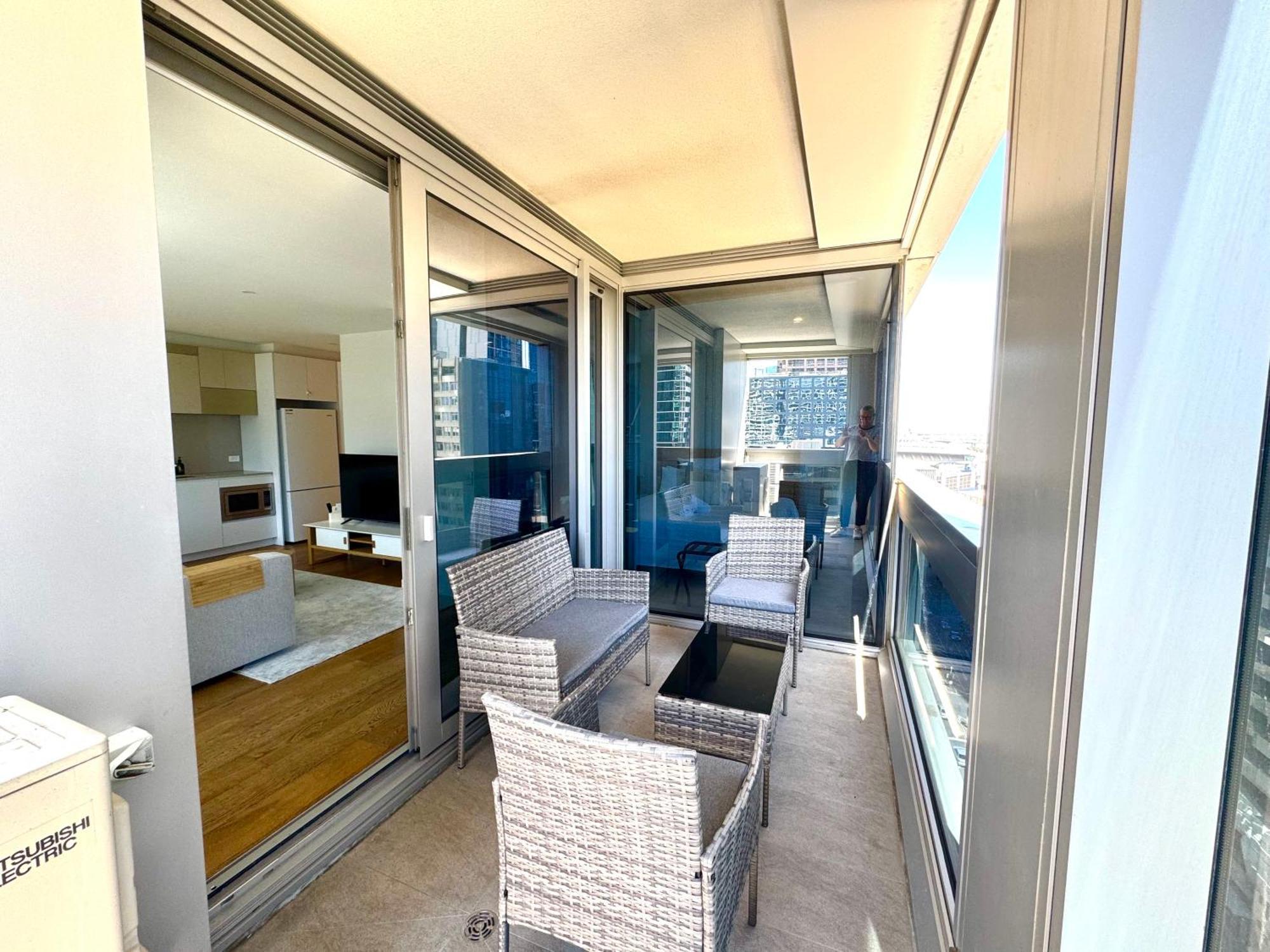 Escape - Skyline Views, Pool & Parking Apartment