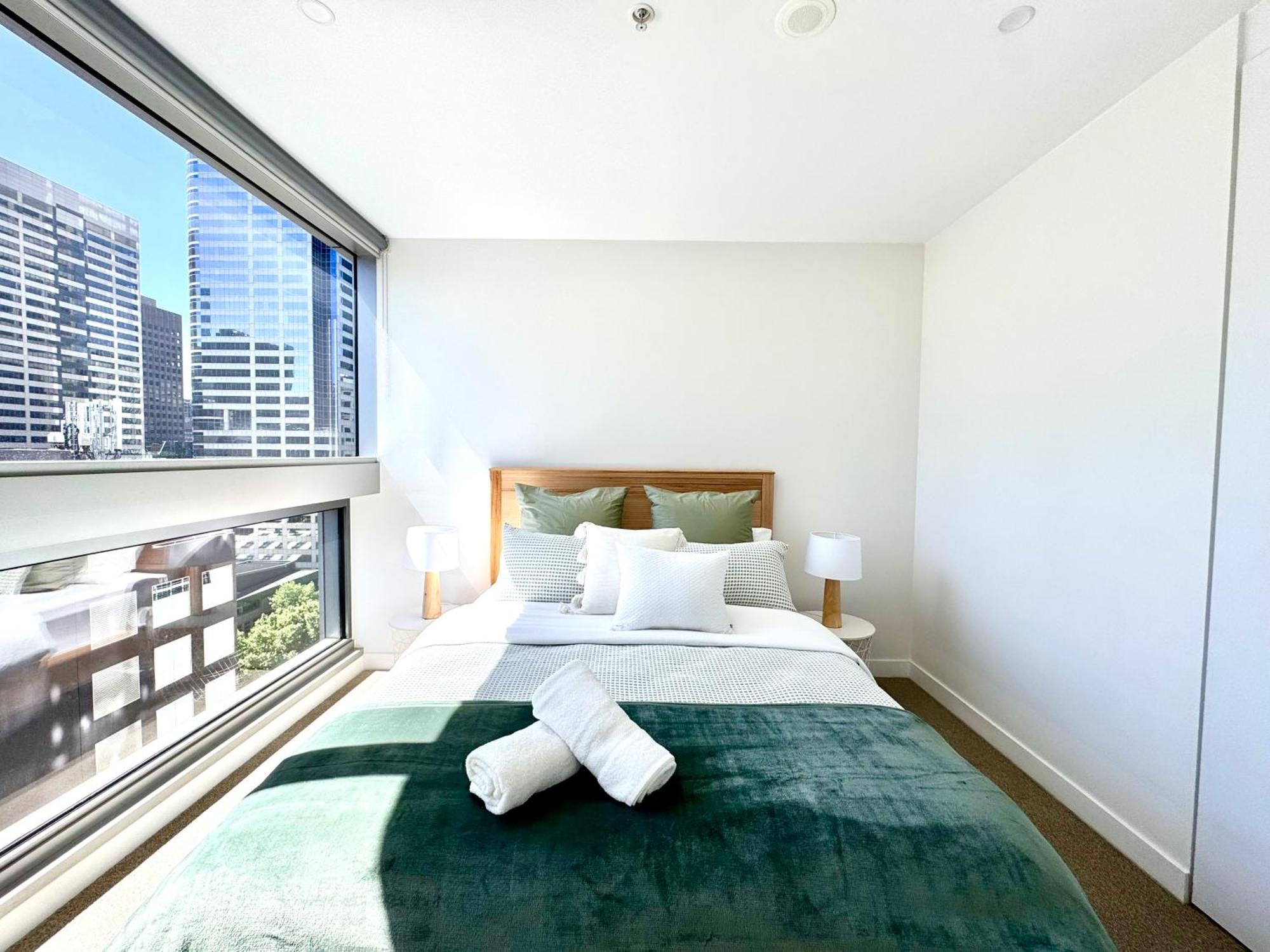 Apartment Escape - Skyline Views, Pool & Parking