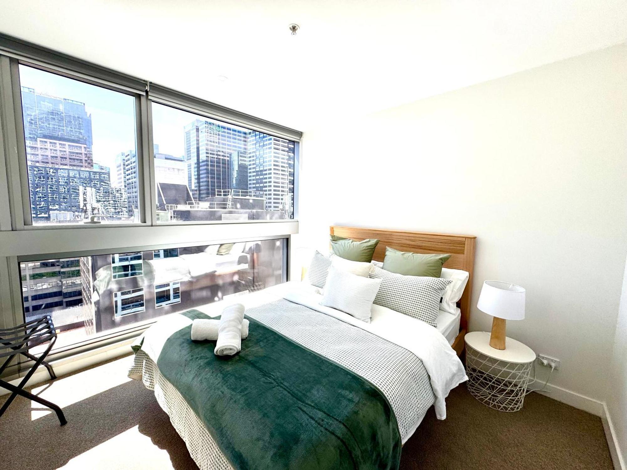 Apartment Escape - Skyline Views, Pool & Parking Melbourne