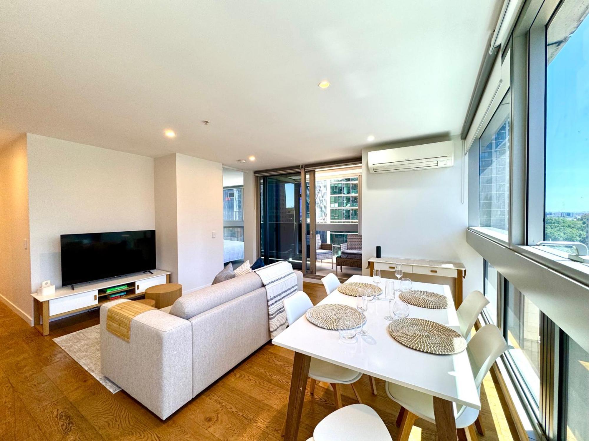 Escape - Skyline Views, Pool & Parking *