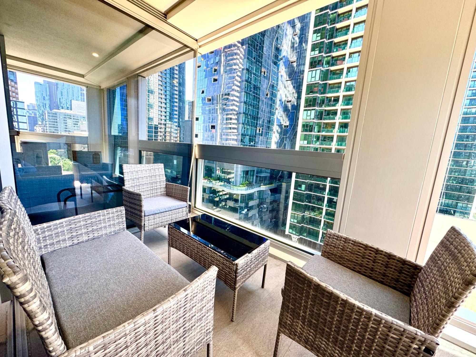 Escape - Skyline Views, Pool & Parking Apartment