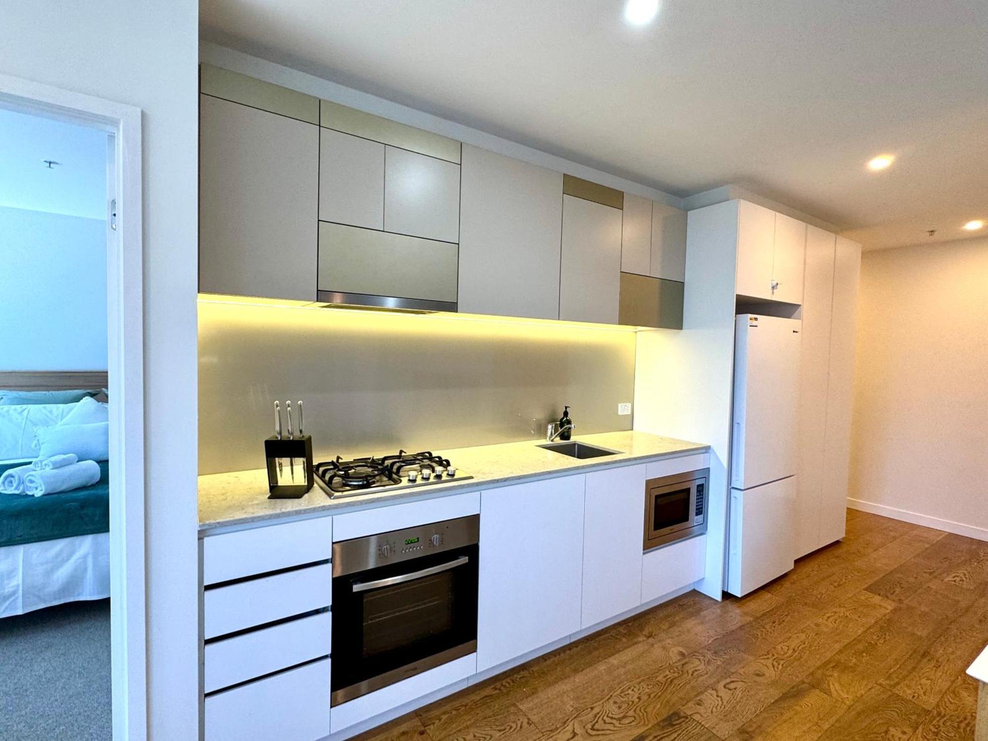 Escape - Skyline Views, Pool & Parking Apartment *