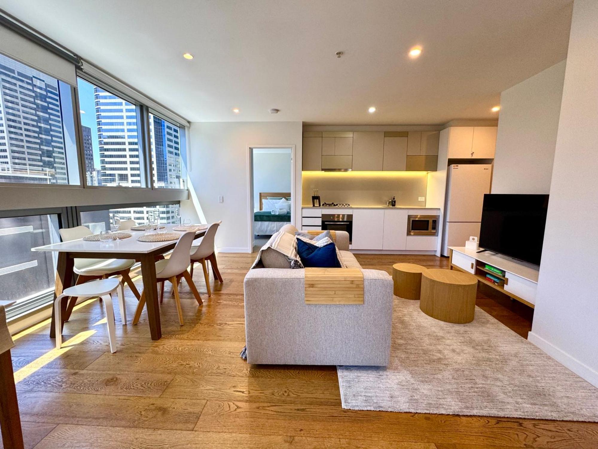 Escape - Skyline Views, Pool & Parking * Melbourne