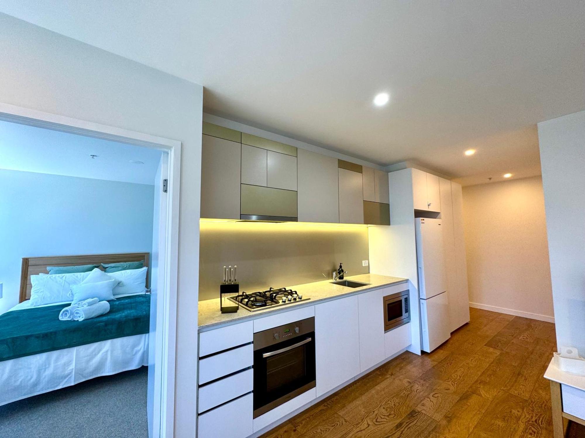 Escape - Skyline Views, Pool & Parking Apartment