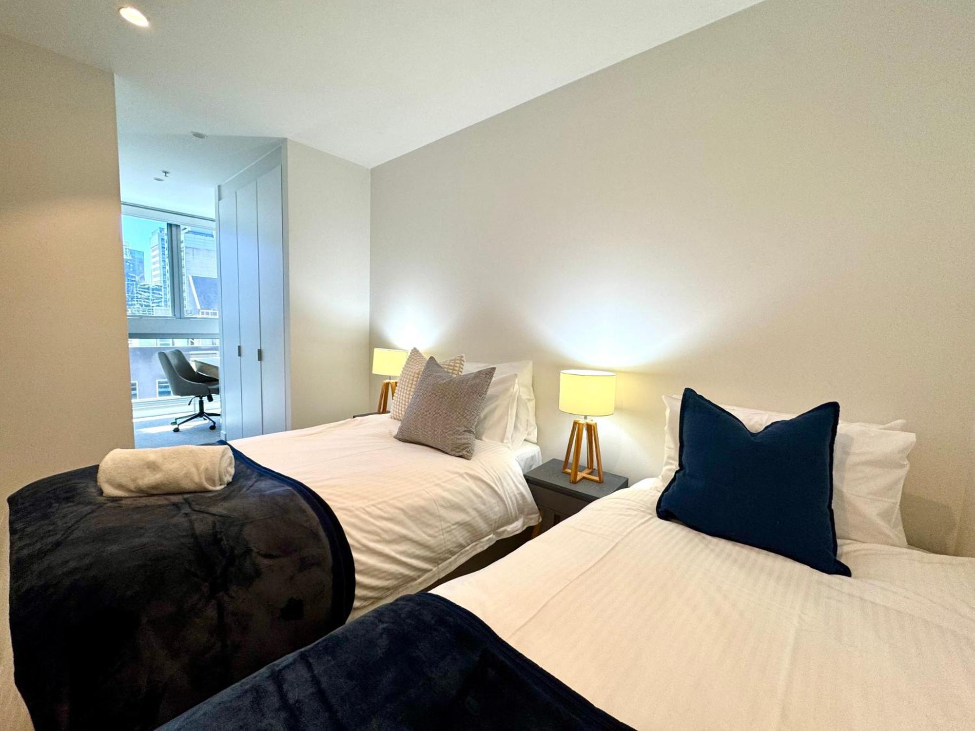 Apartment Escape - Skyline Views, Pool & Parking