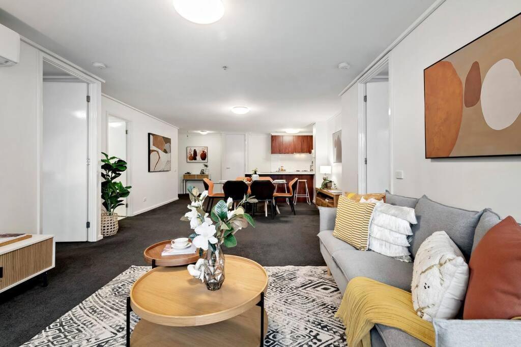 Luxury - Pool, Gym, Views & Free Parking Apartment