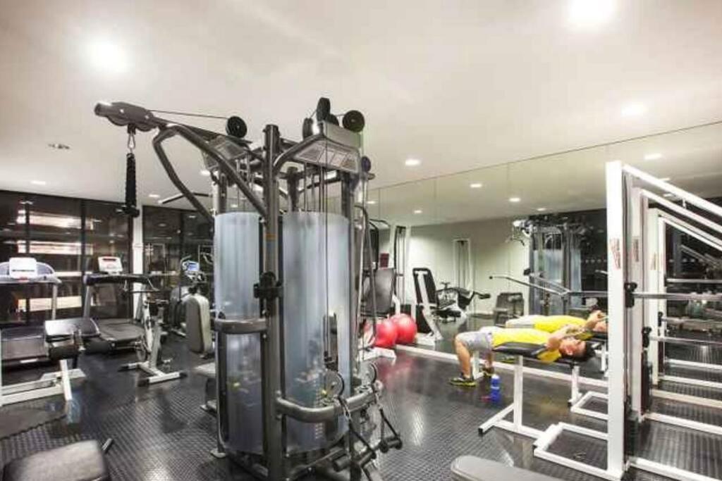 Apartment Luxury - Pool, Gym, Views & Free Parking *