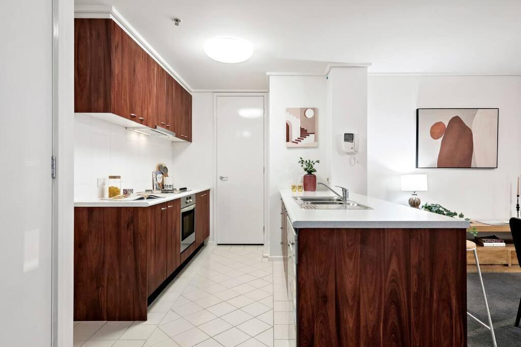 Luxury - Pool, Gym, Views & Free Parking Apartment Melbourne